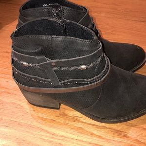 ✨Super cute black booties✨
